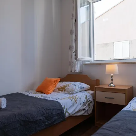 公寓 Two-bedroom Niki Near 罗维尼
