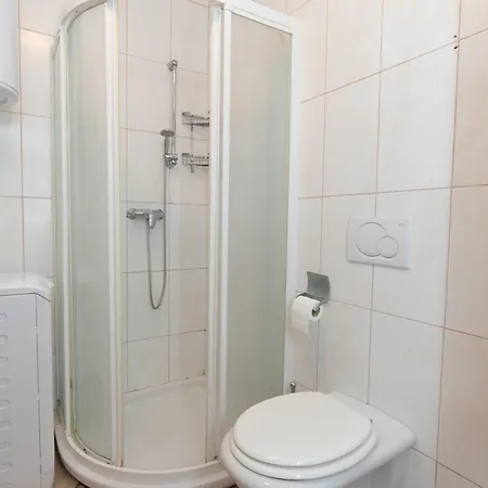 公寓 Two-bedroom Niki Near 罗维尼